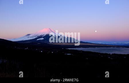 Fuji, Lake Yamanaka und der Mond bei Sonnenaufgang vom Panorama-dai (Mikuni Pass) im Yamanakako Dorf Stockfoto