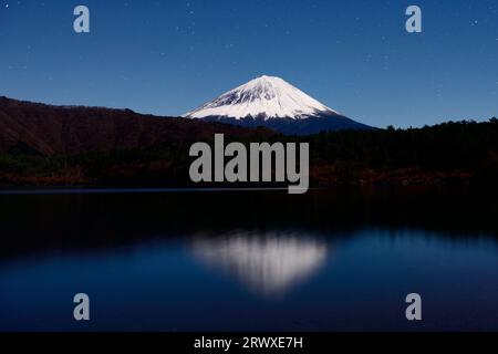 Fuji bei Nacht und auf dem Kopf des Mt. Fuji im Mondlicht vom Westsee aus gesehen Stockfoto