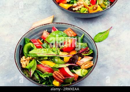 Leichter Salat mit Rhabarber, Paprika und Gemüse. Konzept für leckere und gesunde Speisen Stockfoto