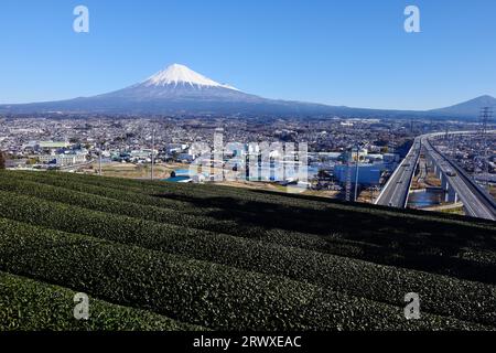 Fuji, der New Tomei Expressway und Teeplantagen von Kansukezaka aus gesehen Stockfoto