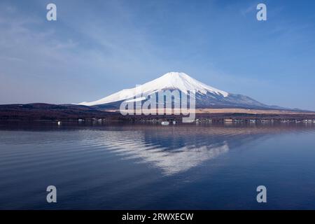 Fuji und kopfüber den Mt. Fuji aus der Nähe von Mamas Wald in Yamanakako Stockfoto