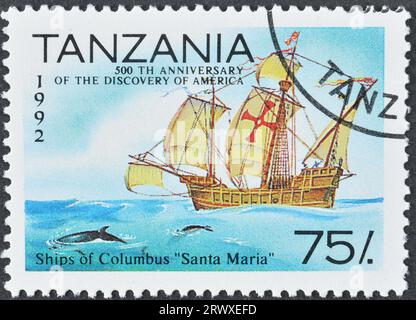 Von Tansania gedruckte Stempelmarke, die Schiffe von Columbus Santa Maria zeigt, 500. Jahrestag der Entdeckung Amerikas, um 1992. Stockfoto