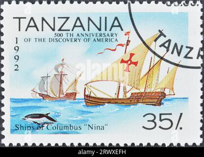 Von Tansania gedruckte Stempelmarke, die das Segelschiff Nina zeigt, 500. Jahrestag der Entdeckung Amerikas, um 1992. Stockfoto