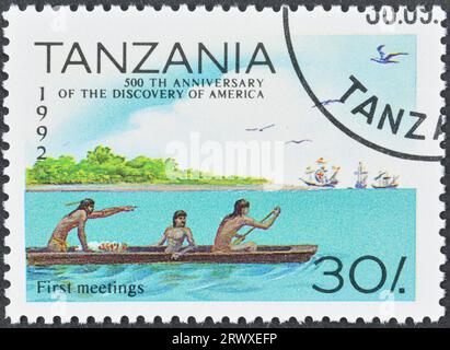 Von Tansania gedruckte Stempelmarke, die das Treffen der Eingeborenen zeigt, 500. Jahrestag der Entdeckung Amerikas, um 1992. Stockfoto