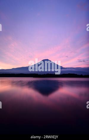 Morgenhimmel und Mt. Fuji vom Tanuki-See aus gesehen Stockfoto