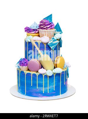 Zweischichtige Geburtstagstorte mit blauem Frosting, violetten Cupcakes und Schokoladendekorationen isoliert auf weißem Hintergrund, Kopierraum, PNG Stockfoto