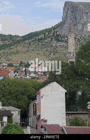 Mostar, Bosnien und Herzegowina - 15. September 2023: Ein Spaziergang im Zentrum der Stadt Mostar in Bosnien und Herzegowina an einem sonnigen Sommernachmittag Stockfoto