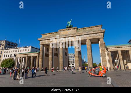 Berlin, Deutschland - 11. August 2023: Brandenburger Tor im Zentrum Berlins Stockfoto