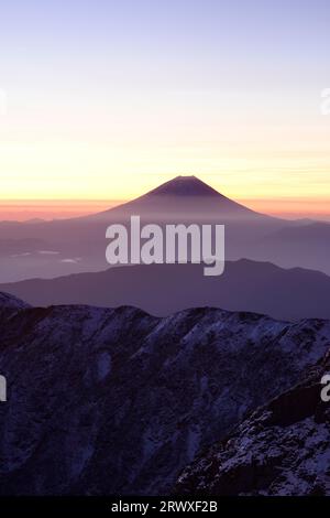 Fuji bei Sonnenaufgang von Kitadake in den Südalpen Stockfoto