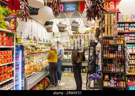 Sawers Ltd, ein berühmtes Feinkostgeschäft und Feinkostgeschäft in Belfast, Nordirland. Innenansicht des Geschäfts. Stockfoto