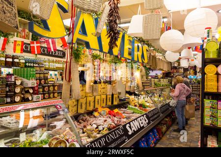 Sawers Ltd, ein berühmtes Feinkostgeschäft und Feinkostgeschäft in Belfast, Nordirland. Innenansicht des Geschäfts. Stockfoto