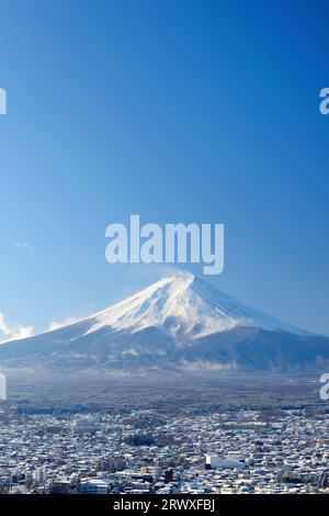 Mt. Blick auf Fuji und Schnee vom Niikurayama Sengen Park, Yamanashi Stockfoto