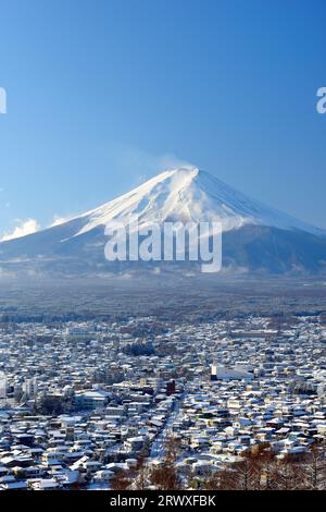 Mt. Blick auf Fuji und Schnee vom Niikurayama Sengen Park, Yamanashi Stockfoto