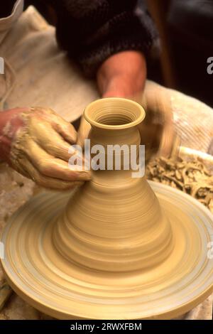 Nahaufnahme von Potter Shaping Clay auf einem drehenden Rad Stockfoto