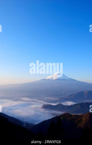 Mt. Fuji und Wolkenmeer bei Tagesanbruch in der Präfektur Yamanashi vom Shindo Pass Stockfoto