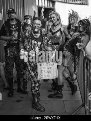 Ein Schwarzweißbild einer Gruppe von Punks beim Music Walk of Fame Festival in Camden. Stockfoto