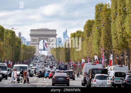 Paris, Frankreich, 20. September 2023. Avenue des champs-Elysées für die feierliche Begrüßung im Arc de Triomphe - Jacques Julien/Alamy Live News Stockfoto