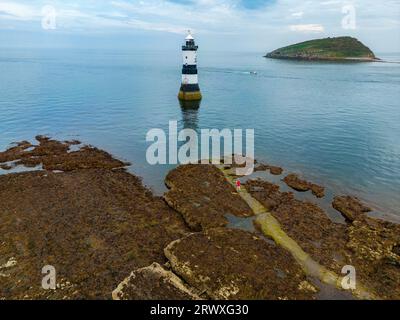 Luftaufnahme von Penmon Lighthouse und Puffin Island auf der Insel Anglesey in Nordwales, Vereinigtes Königreich. Stockfoto