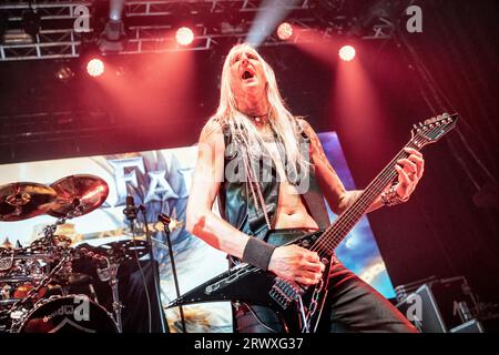 Oslo, Norwegen. September 2023. Die schwedische Heavy-Metal-Band HammerFall spielt ein Live-Konzert im Sentrum Scene in Oslo. Hier wird Gitarrist Oscar Dronjak live auf der Bühne gesehen. (Foto: Gonzales Photo - Terje Dokken). Stockfoto