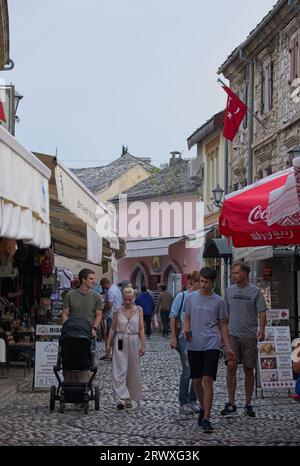 Mostar, Bosnien und Herzegowina - 15. September 2023: Ein Spaziergang im Zentrum der Stadt Mostar in Bosnien und Herzegowina an einem sonnigen Sommernachmittag Stockfoto