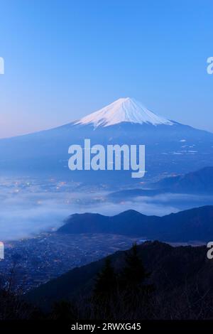 Mt. Fuji und Wolkenmeer bei Tagesanbruch in der Präfektur Yamanashi vom Shindo Pass Stockfoto