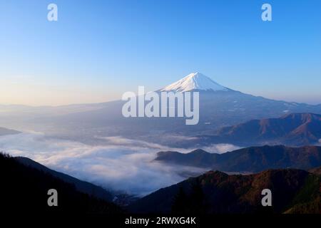 Mt. Fuji und Wolkenmeer bei Tagesanbruch in der Präfektur Yamanashi vom Shindo Pass Stockfoto