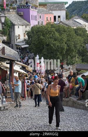 Mostar, Bosnien und Herzegowina - 15. September 2023: Ein Spaziergang im Zentrum der Stadt Mostar in Bosnien und Herzegowina an einem sonnigen Sommernachmittag Stockfoto