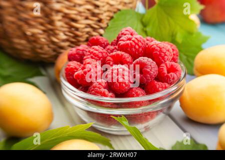 himbeer-Schale auf Holzhintergrund Stockfoto