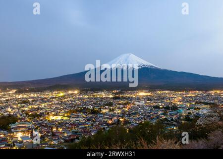 Yamanashi Mt. Fuji und der nächtliche Blick auf Fujiyoshida City vom Niikurayama Sengen Park Stockfoto