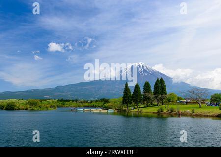 Fuji von Lake Tanuki Terrace im Frühsommer, Präfektur Shizuoka Stockfoto