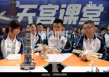 (230921) -- YAN'AN, 21. September 2023 (Xinhua) -- Studenten lernen in der vierten Live-Klasse der Serie 'Tiangong Class' im Yan'an Science and Technology Museum in Yan'an, Provinz Shaanxi im Nordwesten Chinas, 21. September 2023 über Raumflugmodelle. Die vierte Live-Klasse von Chinas Raumstation fand am Donnerstagnachmittag statt und wurde von den Shenzhou-16 Astronauten Jing Haipeng, Zhu Yangzhu und GUI Haichao an Studenten auf der Erde geliefert. Fünf Unterrichtsräume befinden sich auf dem Boden, darunter einer an der Beihang-Universität in Peking. Dies war der erste wissenschaftliche Vortrag des Mengtian Labormoduls von t Stockfoto