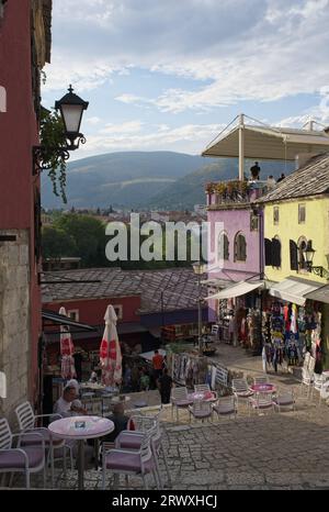 Mostar, Bosnien und Herzegowina - 15. September 2023: Ein Spaziergang im Zentrum der Stadt Mostar in Bosnien und Herzegowina an einem sonnigen Sommernachmittag Stockfoto