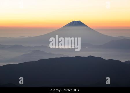 Mt. Fuji bei Sonnenaufgang vom Nordgipfel in den südlichen Alpen, Yamanashi Stockfoto