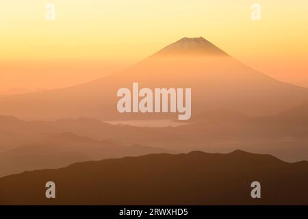 Mt. Fuji bei Sonnenaufgang vom Nordgipfel in den südlichen Alpen, Yamanashi Stockfoto