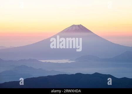 Mt. Fuji bei Sonnenaufgang vom Nordgipfel in den südlichen Alpen, Yamanashi Stockfoto