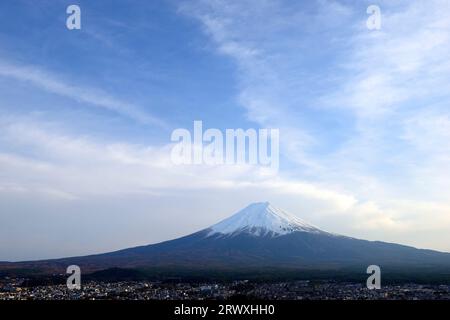 Yamanashi Mt. Fuji und Wolken am Himmel vom Niikurayama Sengen Park Stockfoto