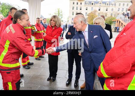 Paris, Frankreich. September 2023. Eine Feuerwehrfrau, Brigitte Macron und König Karl III. Während des Besuchs in der Kathedrale Notre-Dame de Paris, die derzeit nach einem Brand von 2019, der am 21. September 2023 in Paris ihr Dach zerstörte, restauriert wird. Foto: Jacques Witt/Pool/ABACAPRESS.COM Credit: Abaca Press/Alamy Live News Stockfoto