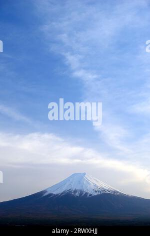 Yamanashi Mt. Fuji und Wolken am Himmel vom Niikurayama Sengen Park Stockfoto
