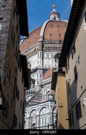 Niedriger Blickwinkel auf die Kathedrale Santa Maria del Fiore und die Kuppel, Florenz, Italien Stockfoto