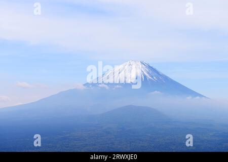 Mt. Fuji umgibt Omuroyama in der Präfektur Yamanashi Stockfoto