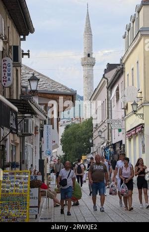 Mostar, Bosnien und Herzegowina - 15. September 2023: Ein Spaziergang im Zentrum der Stadt Mostar in Bosnien und Herzegowina an einem sonnigen Sommernachmittag Stockfoto