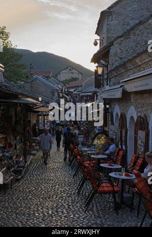 Mostar, Bosnien und Herzegowina - 15. September 2023: Ein Spaziergang im Zentrum der Stadt Mostar in Bosnien und Herzegowina an einem sonnigen Sommernachmittag Stockfoto