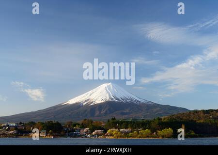 Yamanashi Mt. Fuji vom Kawaguchiko See im Frühjahr gesehen Stockfoto