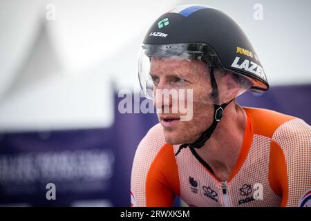 Emmen, Niederlande. September 2023. EMMEN, NIEDERLANDE - 21. SEPTEMBER: Jos van Emden aus den Niederlanden konzentriert sich vor dem Wettkampf in der Elite Mixed Team Relay der UEC Road Cycling Europameisterschaften 2023 im WILDLANDS Adventure Zoo Emmen am 21. September 2023 in Emmen, Niederlande (Foto: Rene Nijhuis/BSR Agency) Credit: BSR Agency/Alamy Live News Stockfoto