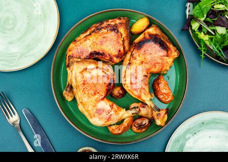 Gegrillte Hähnchenschenkel. Gebratenes Hühnerfleisch. Draufsicht Stockfoto