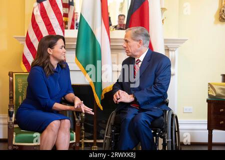 Austin Texas USA, 21. September 2023: Der ungarische Präsident KATALIN Novák besucht zusammen mit dem texanischen Gouverneur GREG ABBOTT das Gouverneurshaus in Austin, um über Handel und wirtschaftliche Entwicklung zu sprechen. Novák, die 2022 ihr Amt antrat, ist die erste Präsidentin Ungarns. Quelle: Bob Daemmrich/Alamy Live News Stockfoto