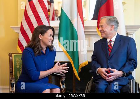 Austin, TX, USA. September 2023. Der ungarische Präsident KATALIN NOVÃK besucht am 21. September 2023 den texanischen Gouverneur GREG ABBOTT im Gouverneursgebäude in Austin, um über Handel und wirtschaftliche Entwicklung zu sprechen. (Bild: © Bob Daemmrich/ZUMA Press Wire) NUR REDAKTIONELLE VERWENDUNG! Nicht für kommerzielle ZWECKE! Stockfoto