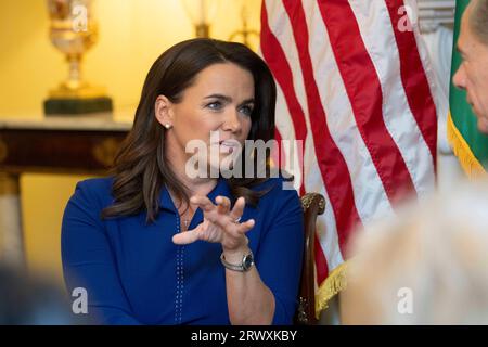 Austin, TX, USA. September 2023. Der ungarische Präsident KATALIN NOVÃK besucht am 21. September 2023 den texanischen Gouverneur GREG ABBOTT im Gouverneursgebäude in Austin, um über Handel und wirtschaftliche Entwicklung zu sprechen. (Bild: © Bob Daemmrich/ZUMA Press Wire) NUR REDAKTIONELLE VERWENDUNG! Nicht für kommerzielle ZWECKE! Stockfoto