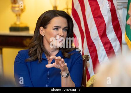 Austin, TX, USA. September 2023. Der ungarische Präsident KATALIN NOVÃK besucht am 21. September 2023 den texanischen Gouverneur GREG ABBOTT im Gouverneursgebäude in Austin, um über Handel und wirtschaftliche Entwicklung zu sprechen. (Bild: © Bob Daemmrich/ZUMA Press Wire) NUR REDAKTIONELLE VERWENDUNG! Nicht für kommerzielle ZWECKE! Stockfoto