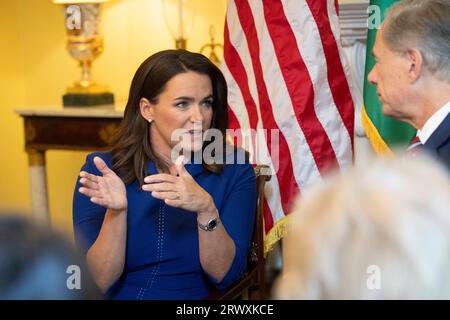 Austin, TX, USA. September 2023. Der ungarische Präsident KATALIN NOVÃK besucht am 21. September 2023 den texanischen Gouverneur GREG ABBOTT im Gouverneursgebäude in Austin, um über Handel und wirtschaftliche Entwicklung zu sprechen. (Bild: © Bob Daemmrich/ZUMA Press Wire) NUR REDAKTIONELLE VERWENDUNG! Nicht für kommerzielle ZWECKE! Stockfoto